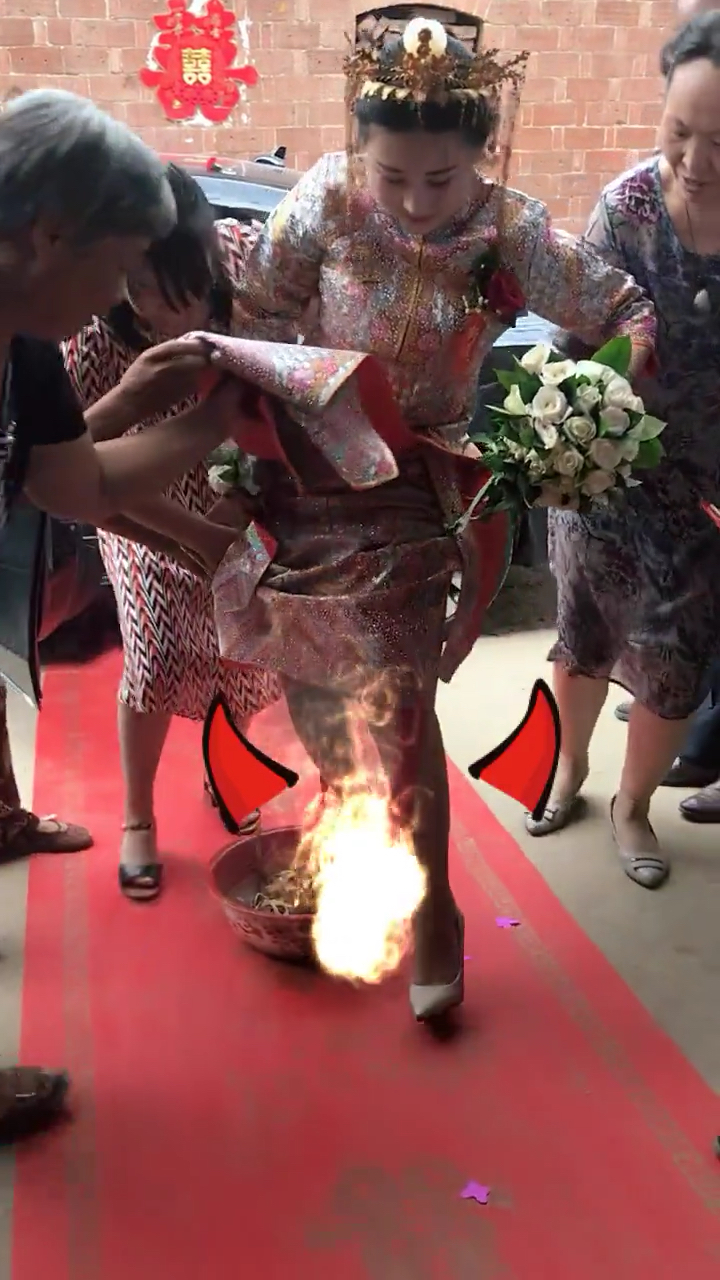 红红火火跨火盆