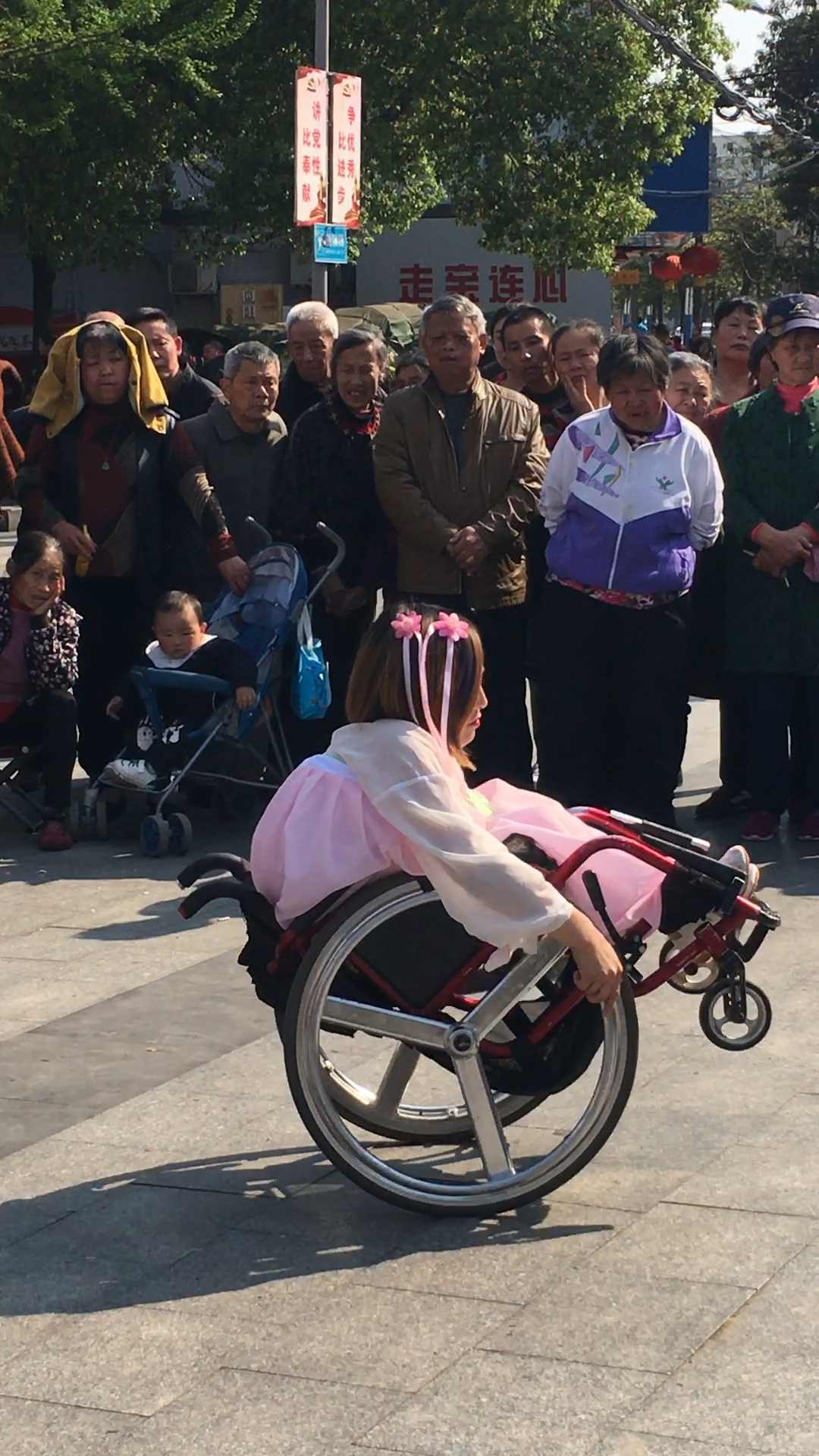 残疾美女轮椅舞玩的太棒了