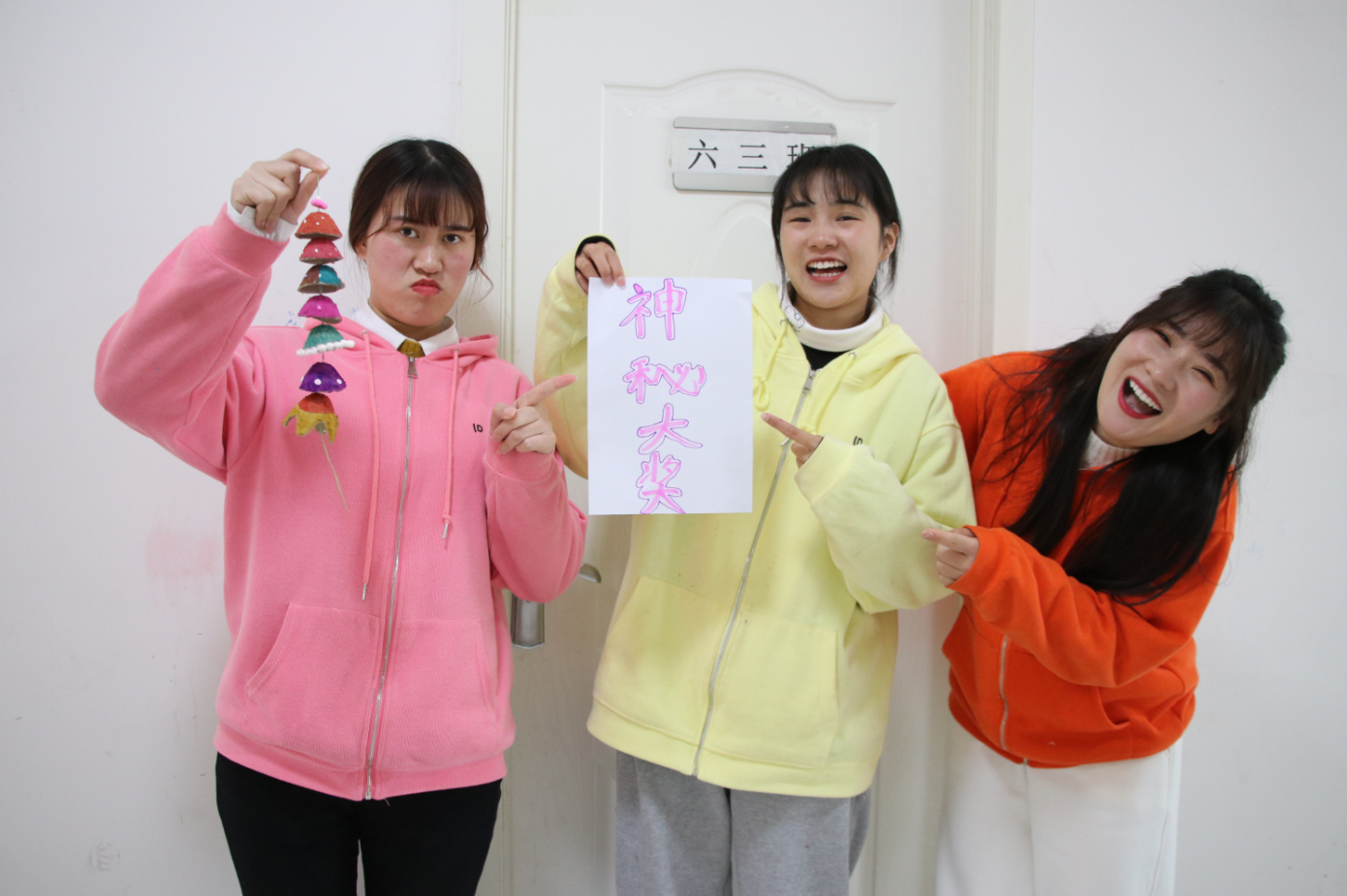 用鸡蛋托盘做手工王小九做出漂亮的风铃结果却被神秘人坑惨了