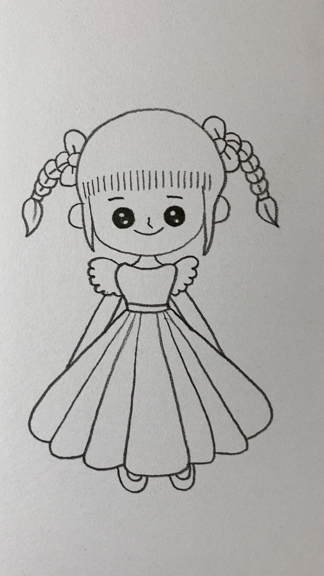 画梳着两条可爱小辫子的女孩