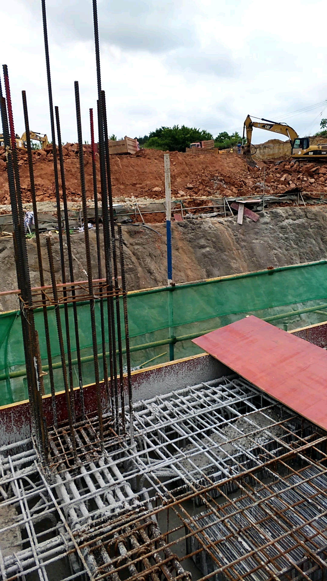 工地#工地上的这层打灰了,这个钢筋下得挺多结实了,在打混凝土了啦.