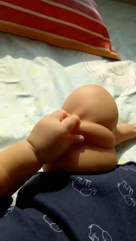 突然就想摸一模大腿 还掐俩下 然后成功的把自己逗笑了 最后叹了口气