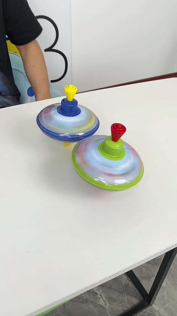 按压陀螺还是第一次陪宝宝玩,两个大男孩玩的挺开心#亲子互动?