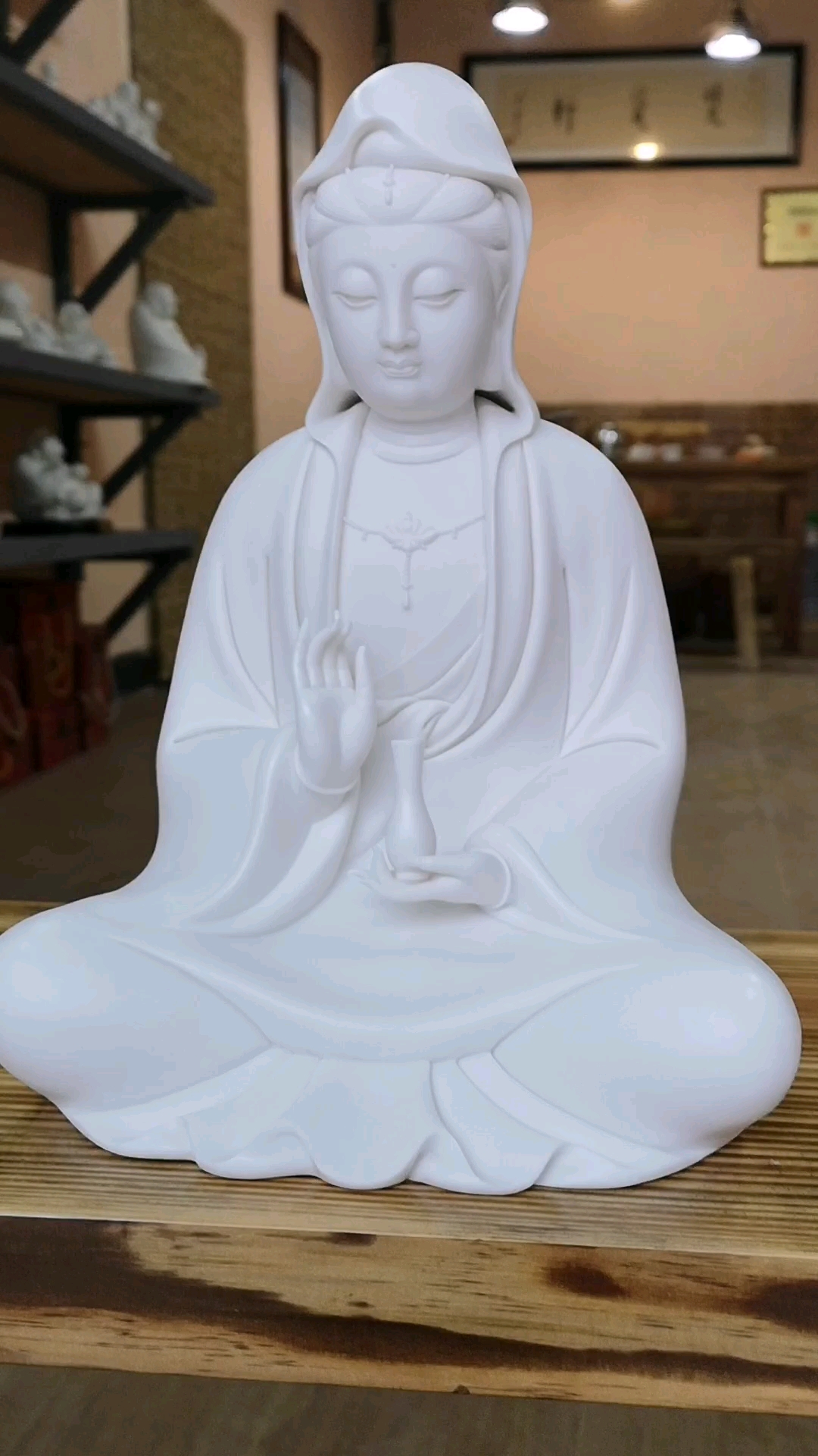 陶瓷欣赏:"持瓶观音"高31cm,作品由陶瓷工艺美术师"颜建平"创作.