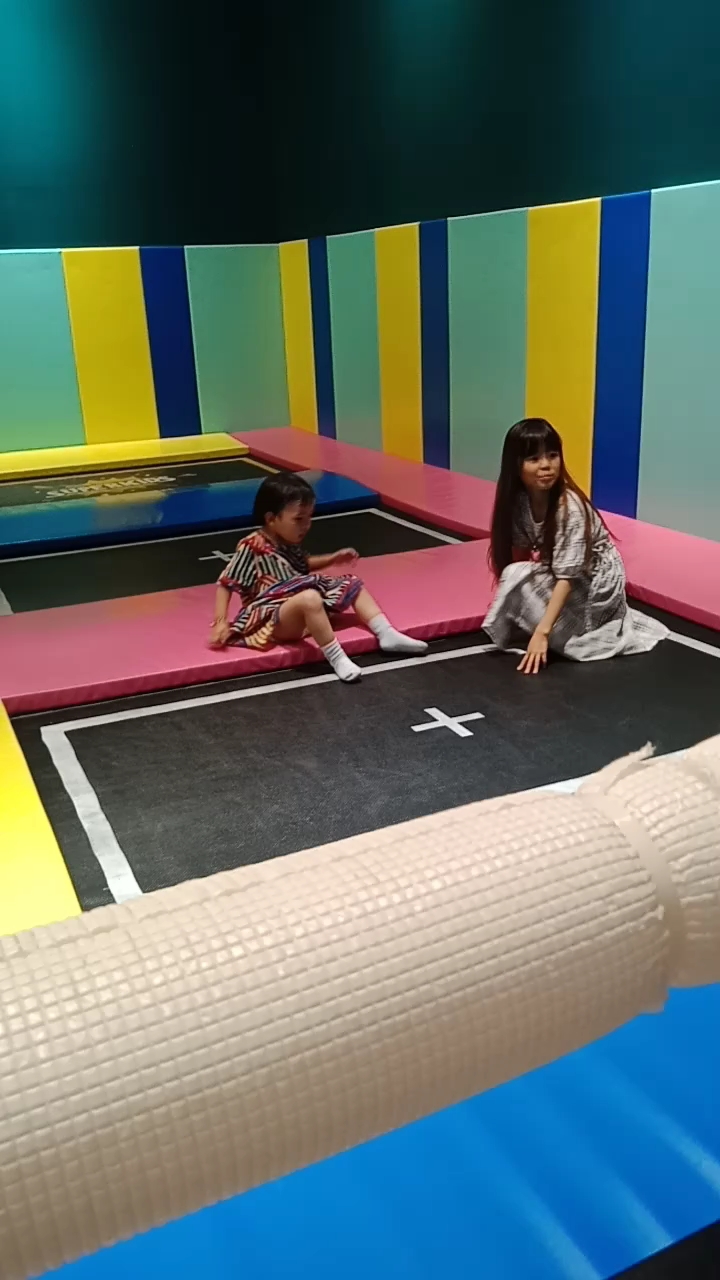 家有萌娃#在玩蹦蹦床时,主动邀请韩国姐姐一起玩,虽然是语言不通畅