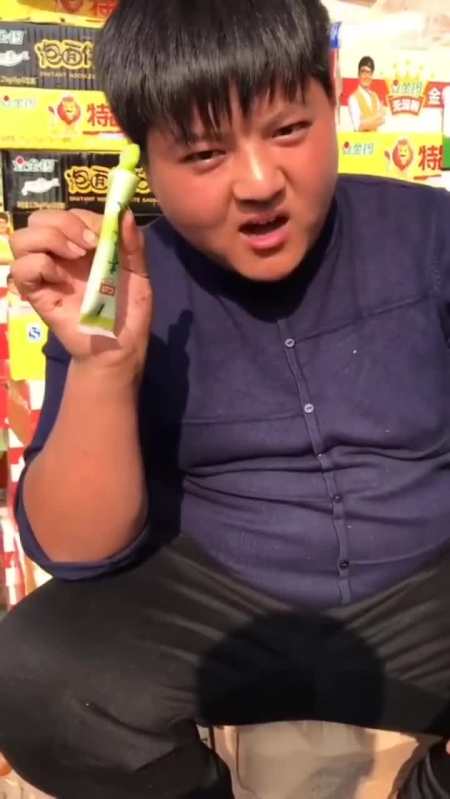 大圆哥吃辣根,太呛了!以后再也不吃了,已经被我扔了!