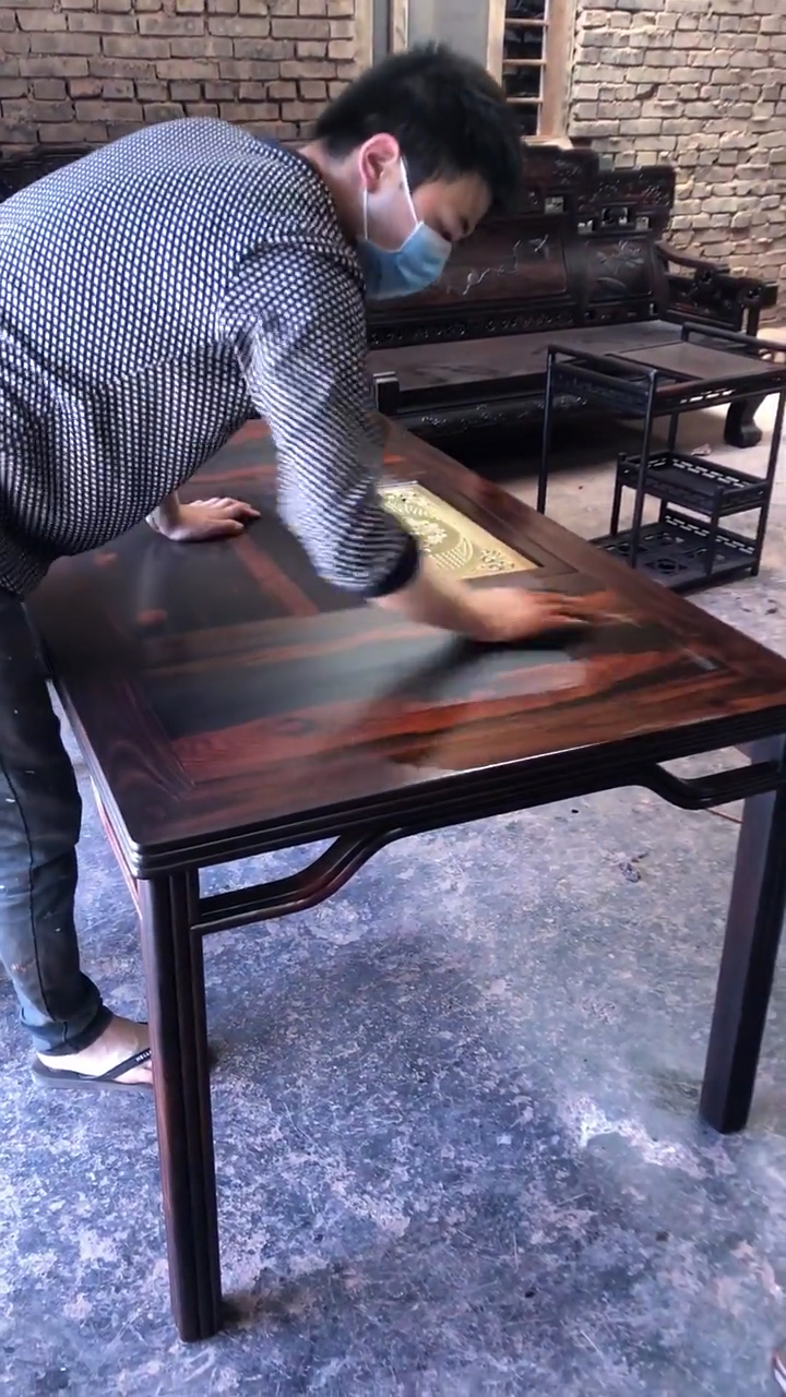 古代家具也是能上漆的,现在的生漆工艺是古人给我们留下的手艺.