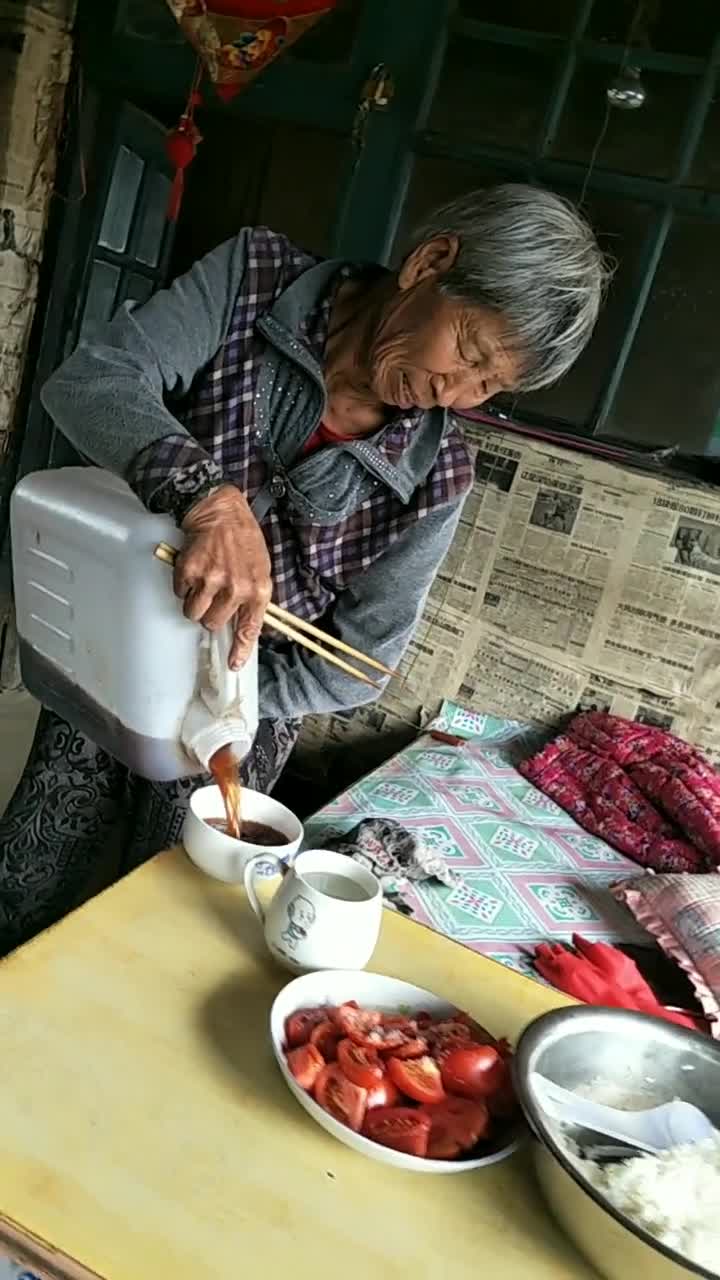 老妈干活累了,喝点自己酿的葡萄酒.