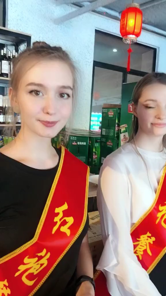 俄罗斯中国餐厅里的俄罗斯美女服务员