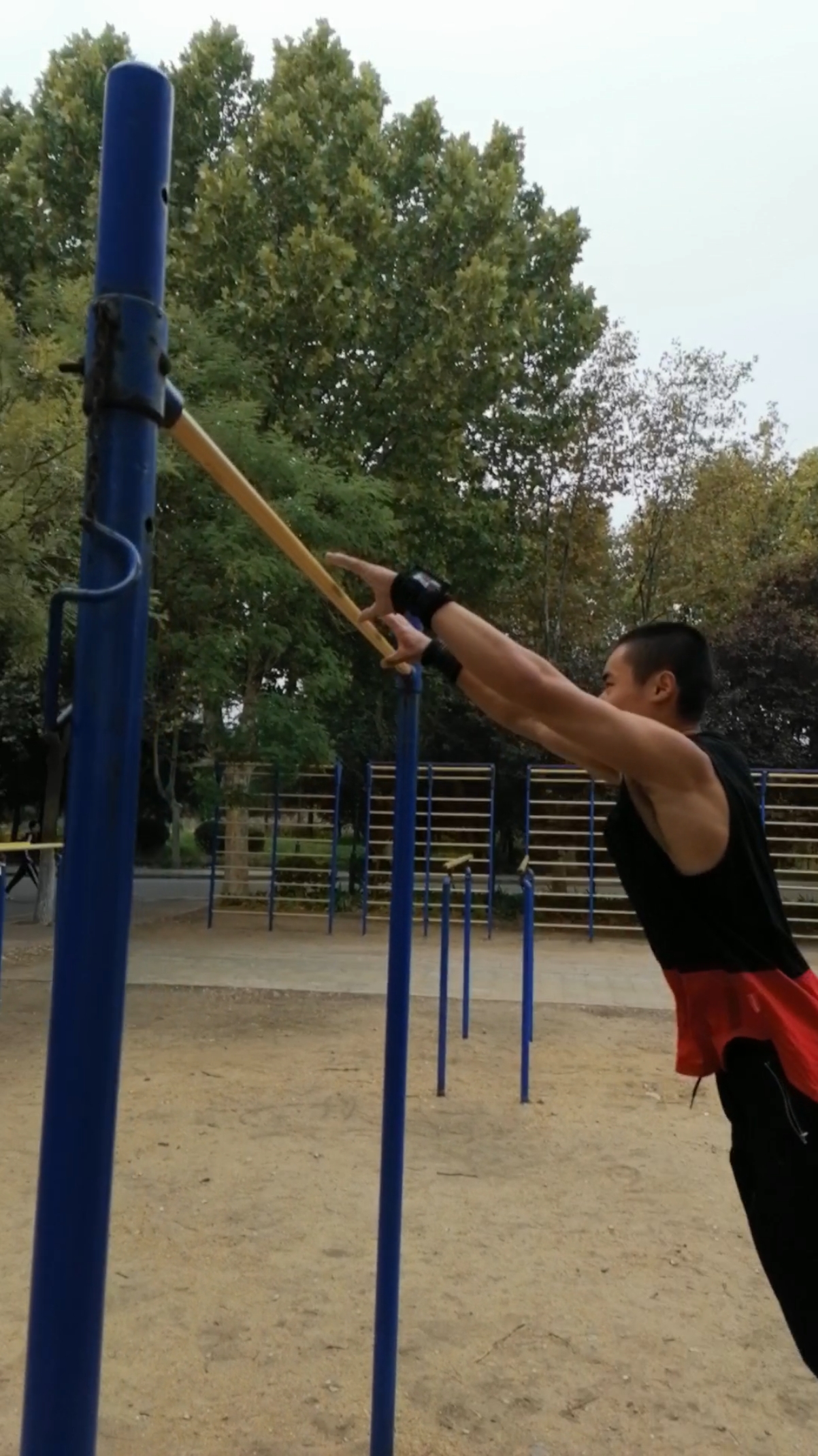 街头健身#小伙子一套单杠动作,都是高难度