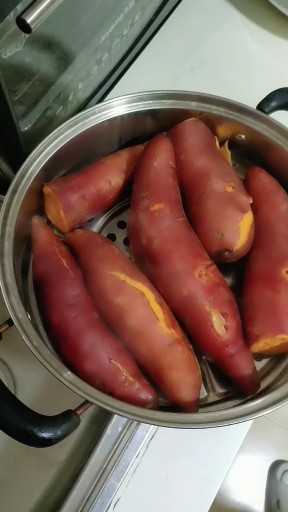 刚出锅的蒸红薯!