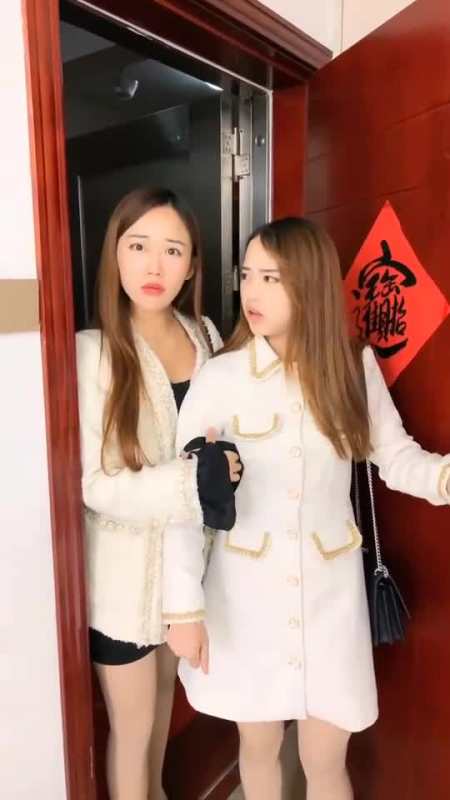 两姐妹被妈妈赶出门,这就是没有男朋友的下场吗