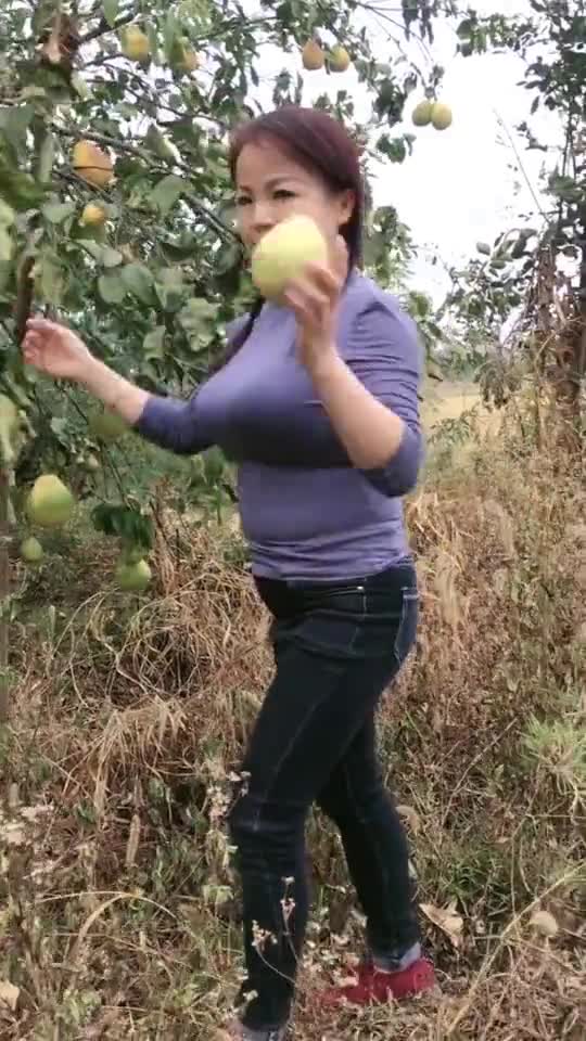 农村留守妇女心酸,脏活累活自己一个人干