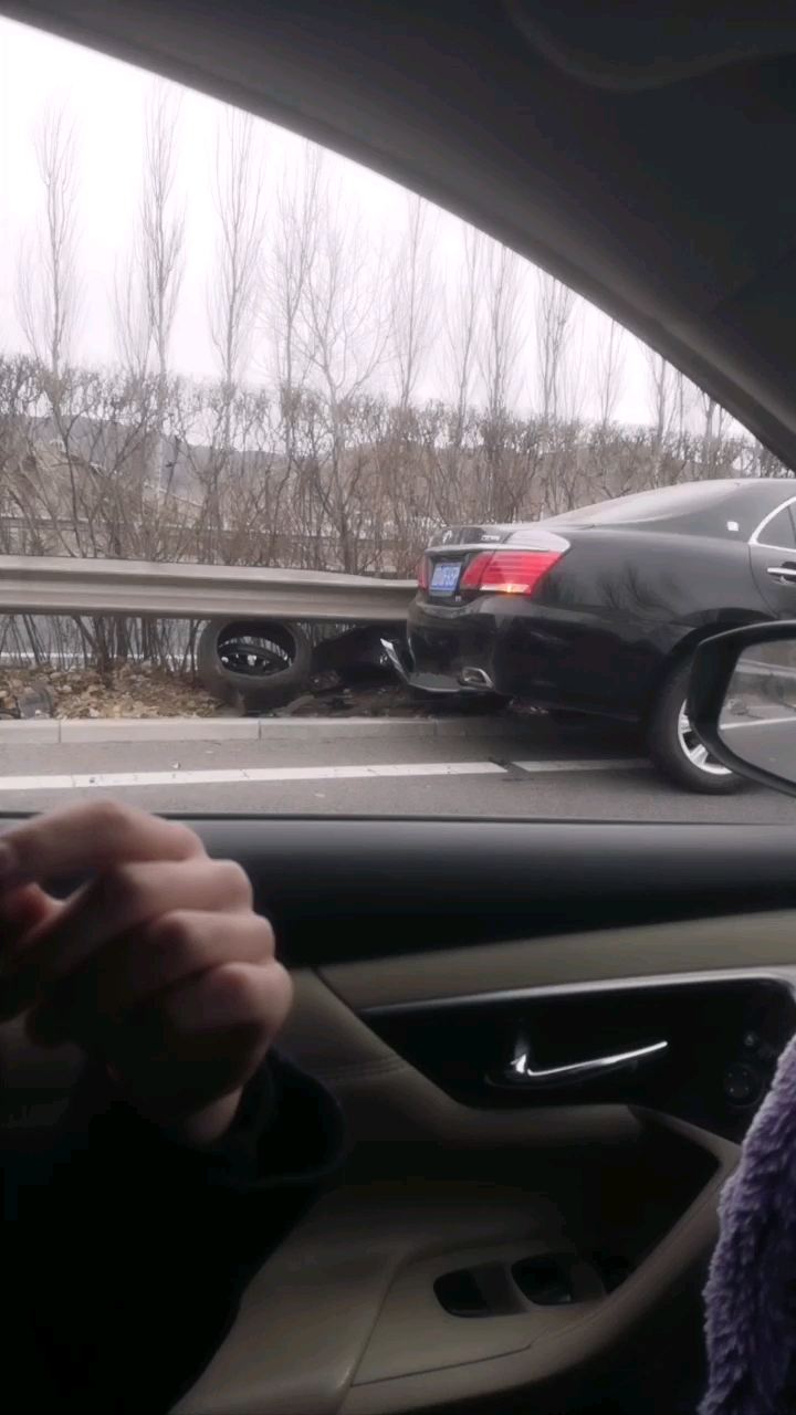 正月出行注意安全,高速上都慢点开车!