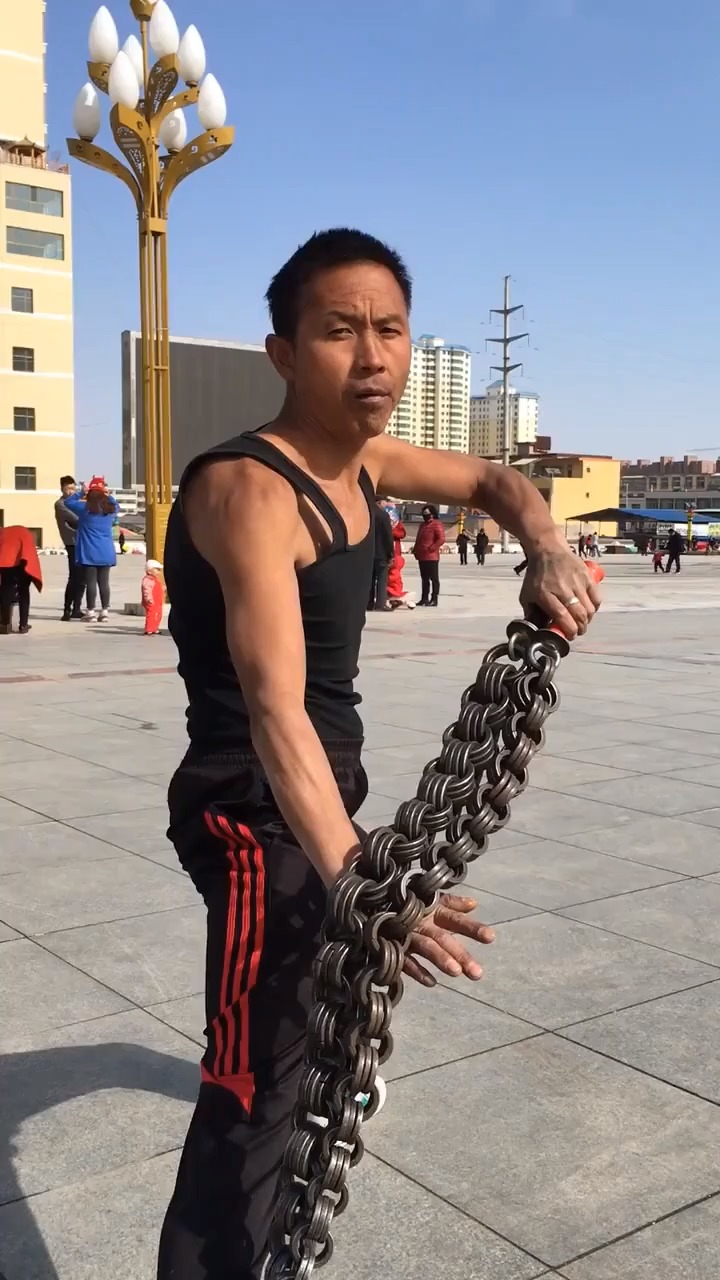 在100多斤大铁鞭面前,我想告诉你耍鞭,他们是认真哒