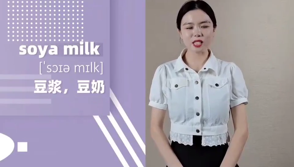 drink soya milk图片