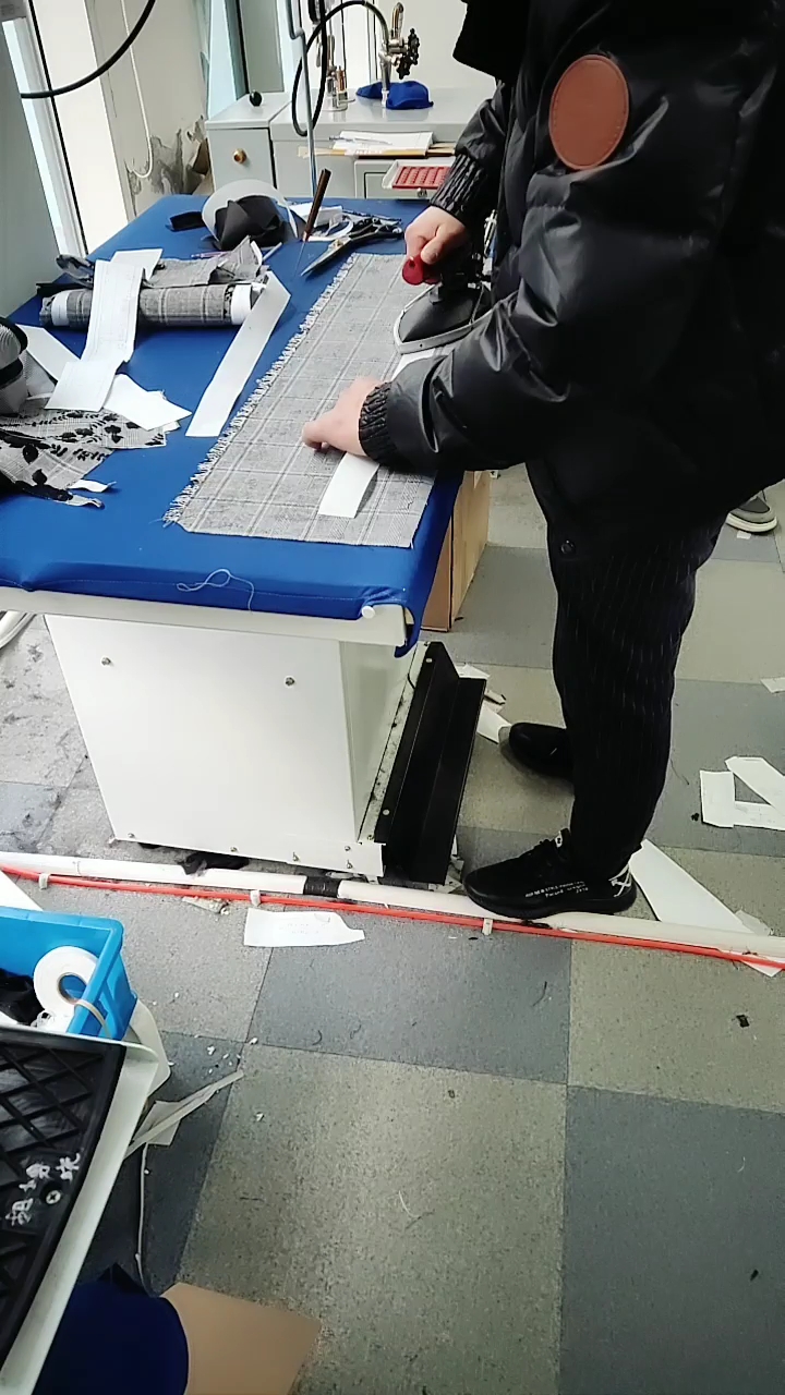 样衣工师傅在工作