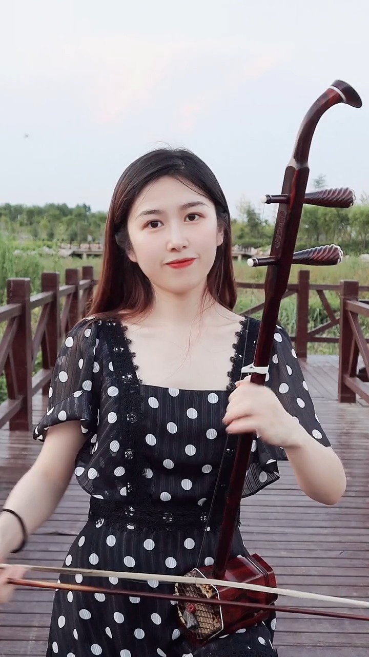 经典老歌美女户外二胡拉奏两只蝴蝶情感表达真挚细腻让人回味无穷弘扬
