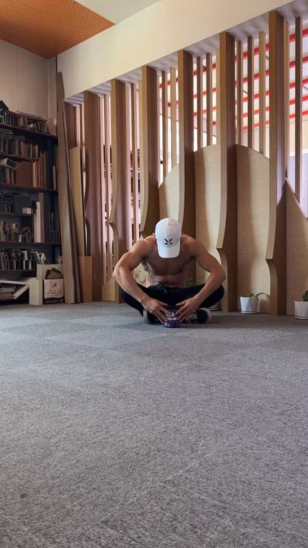 瘦身减肥#流汗不留憾,单手俯卧撑来一组.