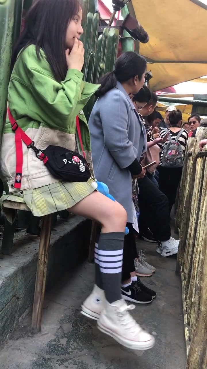 排队的短腿女生咬手指的动作好可爱!