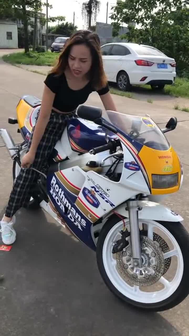 美女想骑着摩托去兜风,却尴尬的打不起火来,看的我干着急!