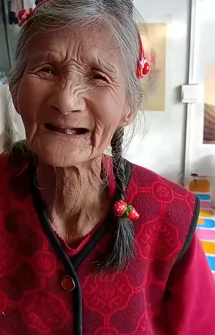 98岁的老妈妈还想着给自己的奶奶买点东西,好感动!