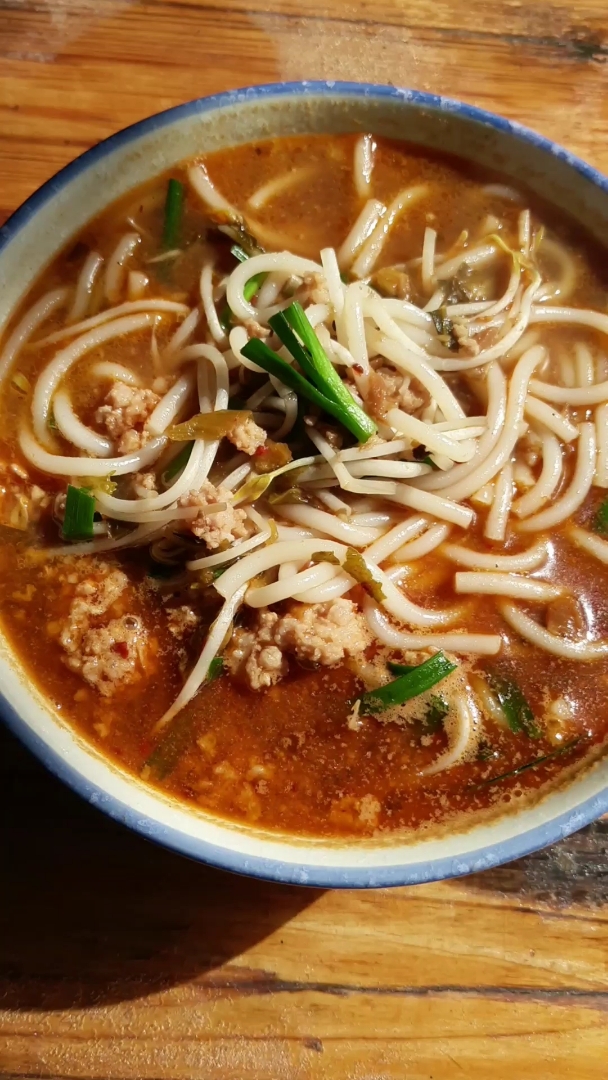 路过昆明,吃一碗蒙自小锅米线,7块钱