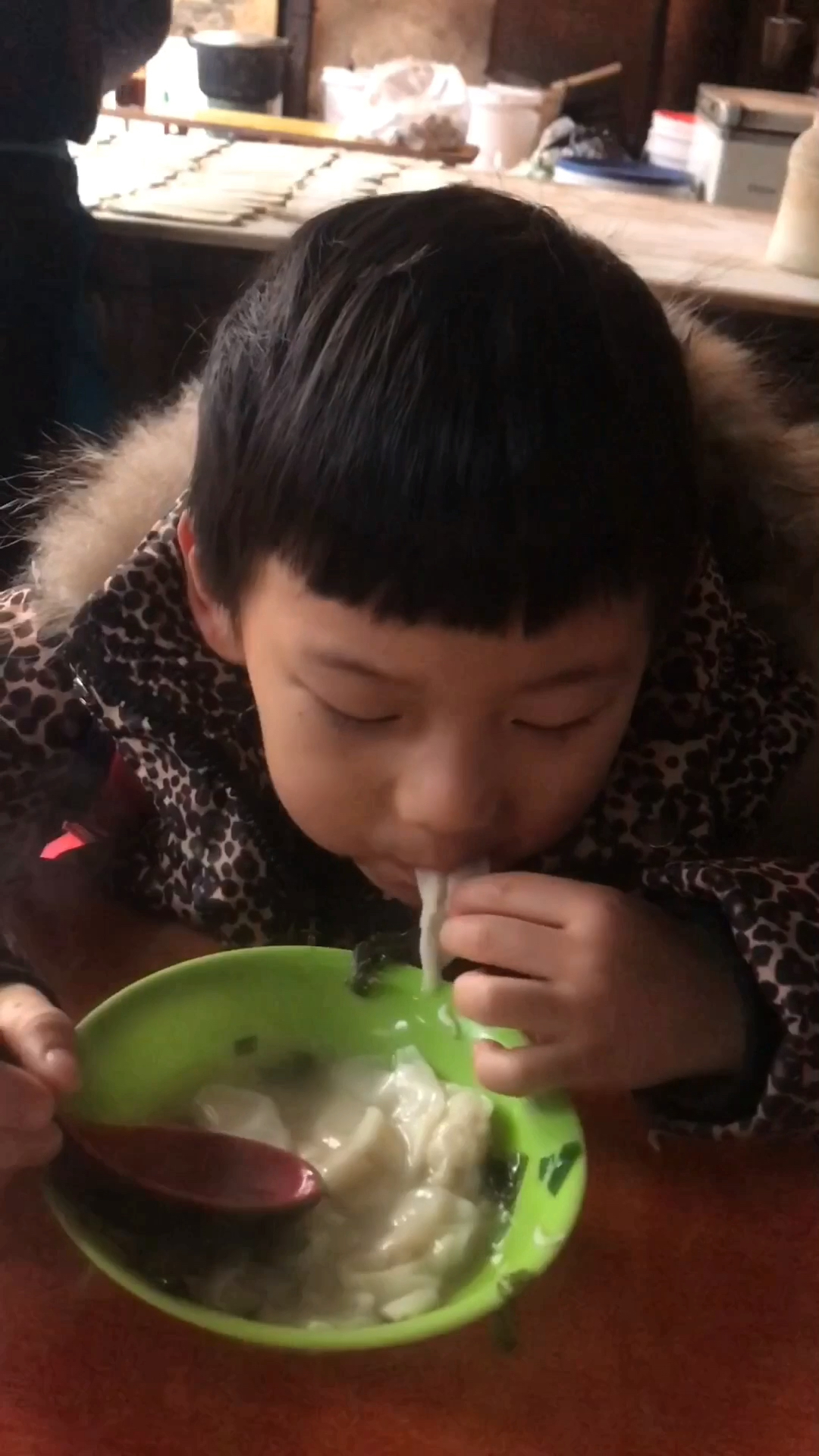 捕捉一只吃饭超级香的小朋友
