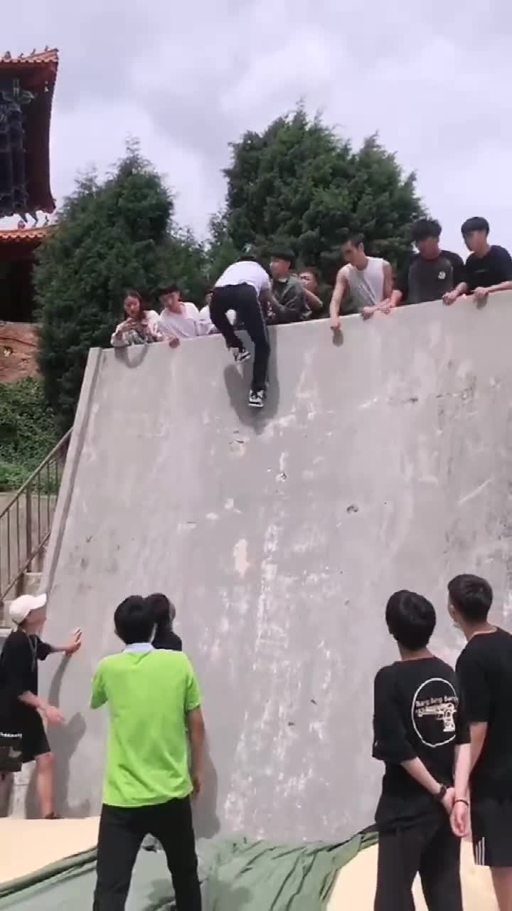 高三毕业生必须爬的毕业墙,至少得有三米高,200斤的胖子可咋办啊!