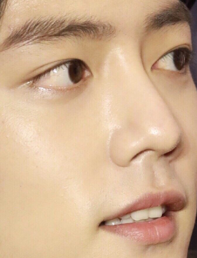 肖战不修皮肤真不是吹的,放大看皮肤都那么好,有多少姐妹想抱着啃?