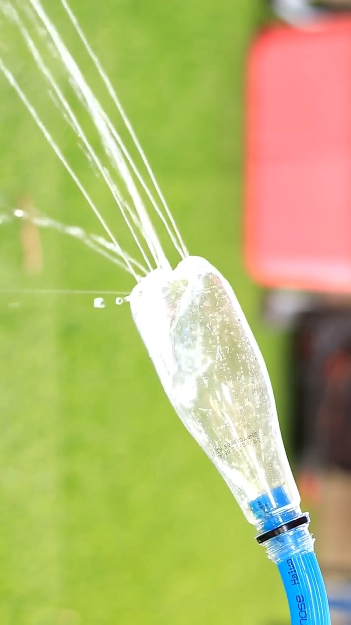 用塑料瓶做的花洒,简单好用!