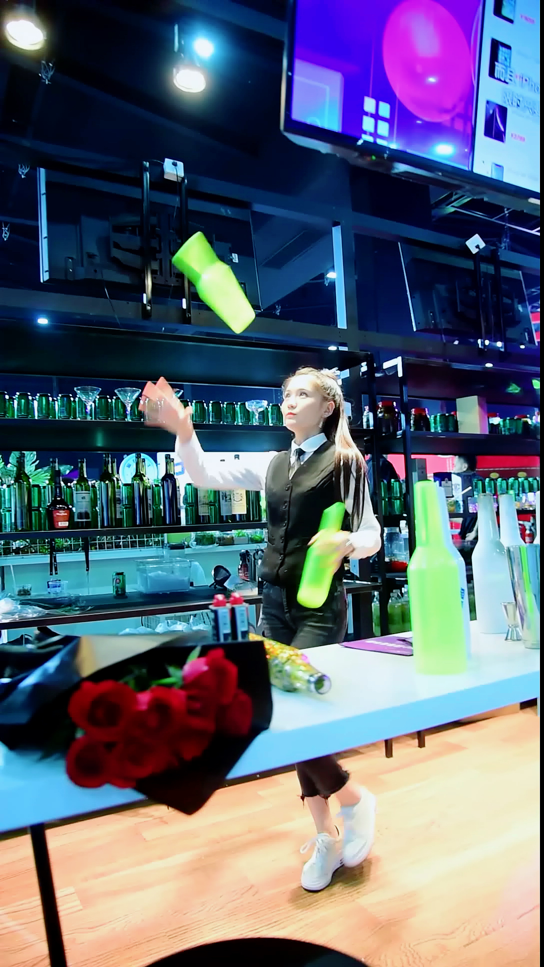 寻找最牛手艺人#调酒师小姐姐-花式表演