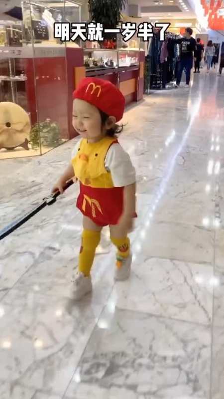 家有萌娃#沝子第一次喝可乐,感觉她以后再也不会要喝了-度小视
