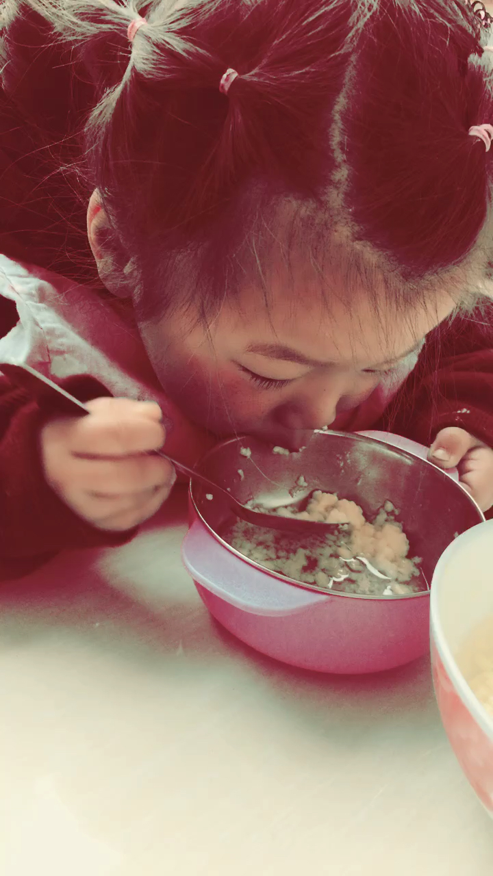 乖宝宝安静的吃饭了