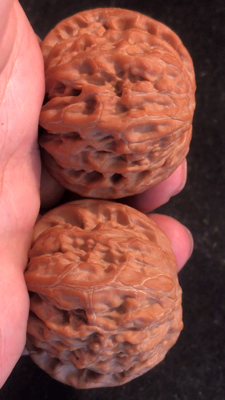 超红皮质的一对文玩核桃