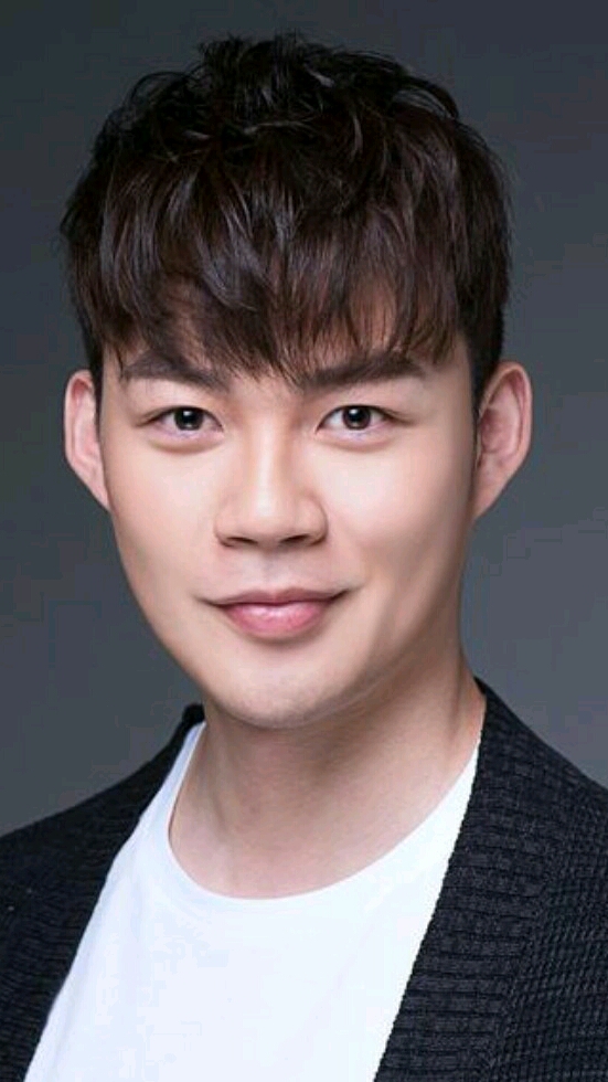 康康比马丽小11岁的老公许文赫,马丽上高中时他还在幼儿园