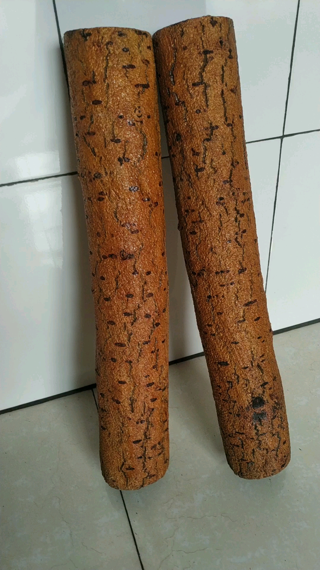 两块刷了亮油的杏木,还可以吧.