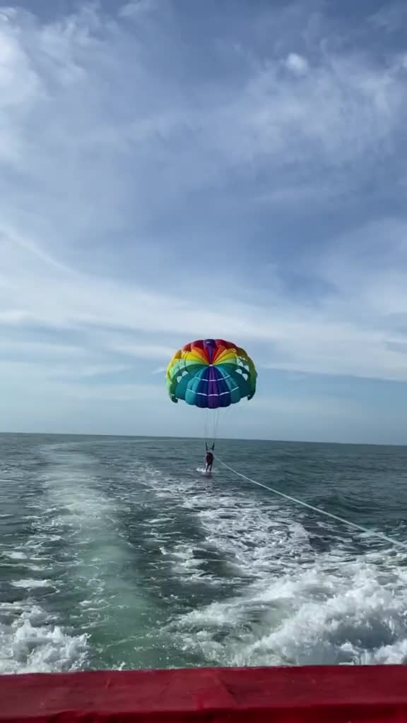 涠洲岛浪海水上俱乐部海上拖伞