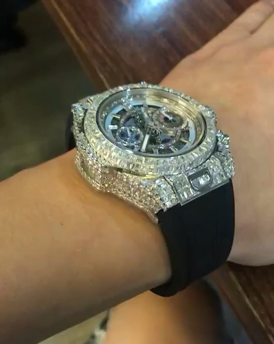 一千万的手表了解一下,手都开始抖了,杯子都端不起.