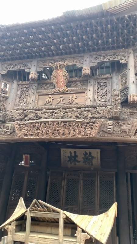 昔日光宗耀祖的状元府邸,如今已破旧不堪,人去楼空.