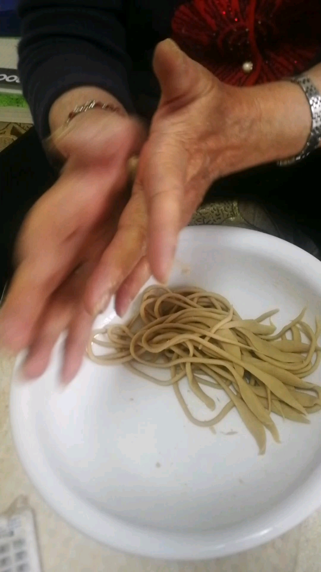 老母亲为我们做莜面绳绳