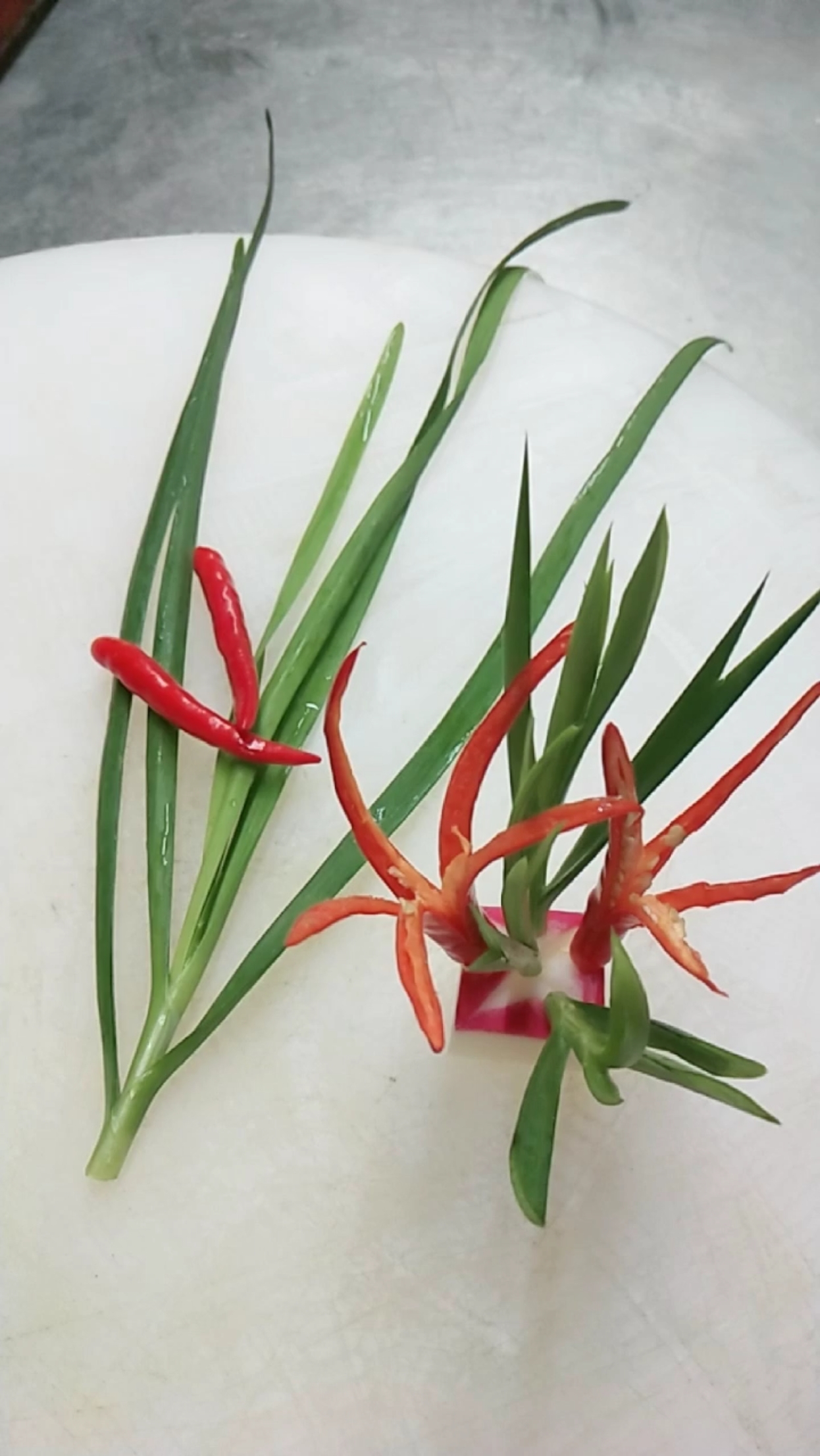 简单易学的盘式插花.韭菜与小米椒的完美结合.