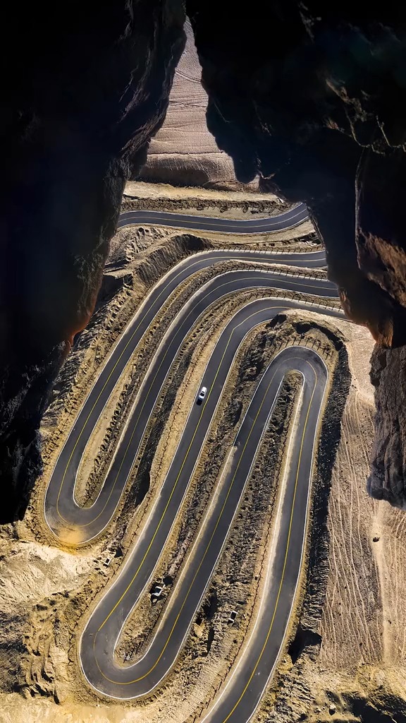 _新疆帕米尔高原上的盘龙古道,全长70多公里,超过600个s弯,多个180度