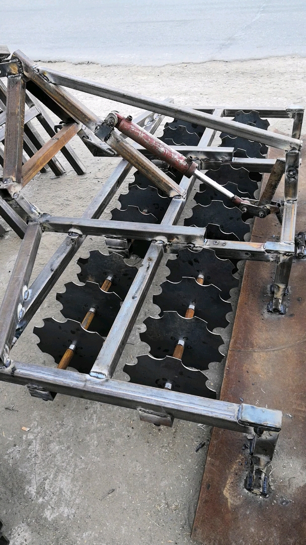 水田耙地耙子,前面带的压草钢刮片,后面是液压刮板找平