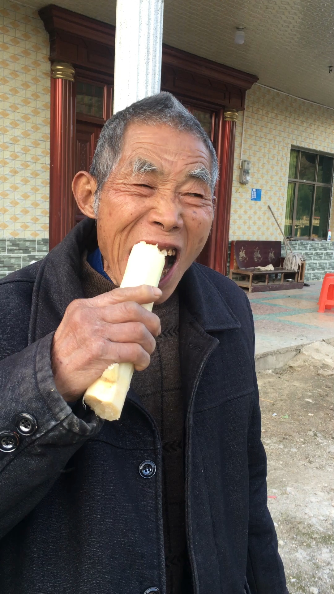 感恩有你#82岁外公啃甘蔗,愿永远这么的开心.