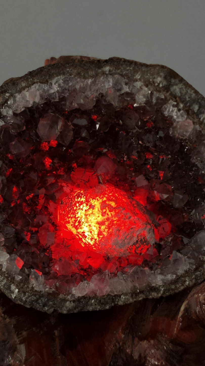 战国红玛瑙原石水晶洞聚宝盆摆件七彩招财水晶洞聚宝盆-度小视