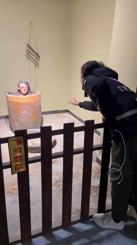 古代刑罚展览,人彘,将人装在大缸里灌满粪便泡上,点我头像看直播