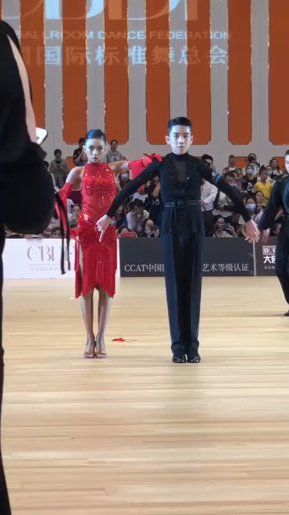 拉丁舞#佑佑和茉晗第一次比14岁,仍然是全场的焦点 #拉丁舞# #王崇墨