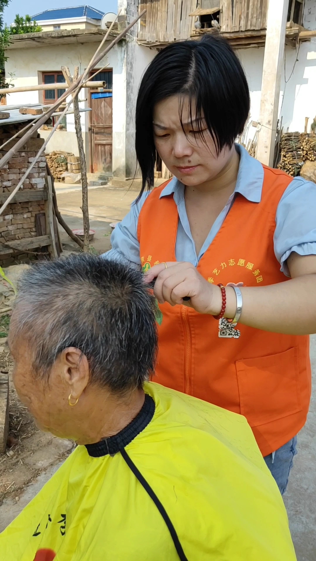 全民正能量#这位奶奶在农村住,自己给自己刮头发,剪的凹凸不平,我们