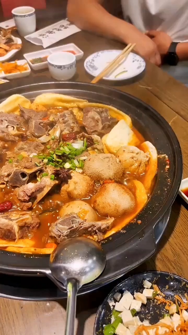 这就是内蒙人炖的肚包肉,看着都香,说啥也得吃上五个!-度小视